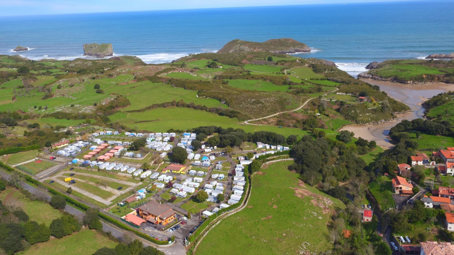 Área de autocaravanas Camping Las Conchas en Póo, Asturias